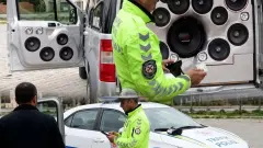 Araç Sahiplerine Ses Sistemi ve Multimedya Uyarısı: Yüksek Sese Af Yok - Dasidef